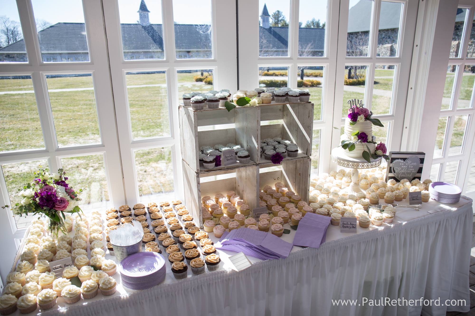 cupcakes at wedding