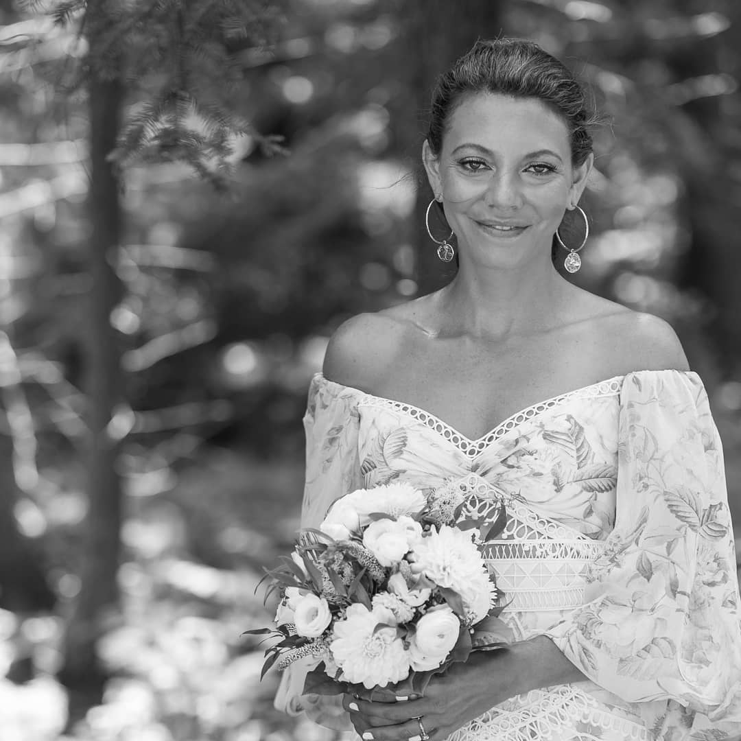 boho bride holding bouquet